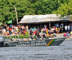 População assiste ao trabalho das equipes de resgate das vítimas do naufrágio (Foto: Valdenir Rezende/Correio do Estado)