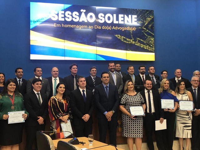 A sessão solene que homenageou 15 operadores do Direito teve início às 19h, no plenário da Câmara e teve entre os honrados o presidente da 2ª Subseção de Três Lagoas, Gustavo Gottardi. – Fotos: Arquivo Pessoal