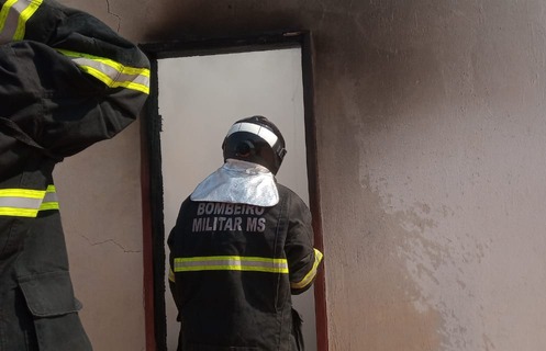 Bombeiros combatendo incêndio em uma residência no bairro Vila Haro utilizada por usuários de drogas. Foto: 5º GBM.