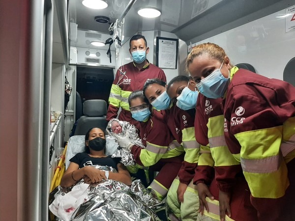 Bebê nasceu dentro de ambulância de empresa de concessão de rodovias, em MS — Foto: CCR-MS/Divulgação
