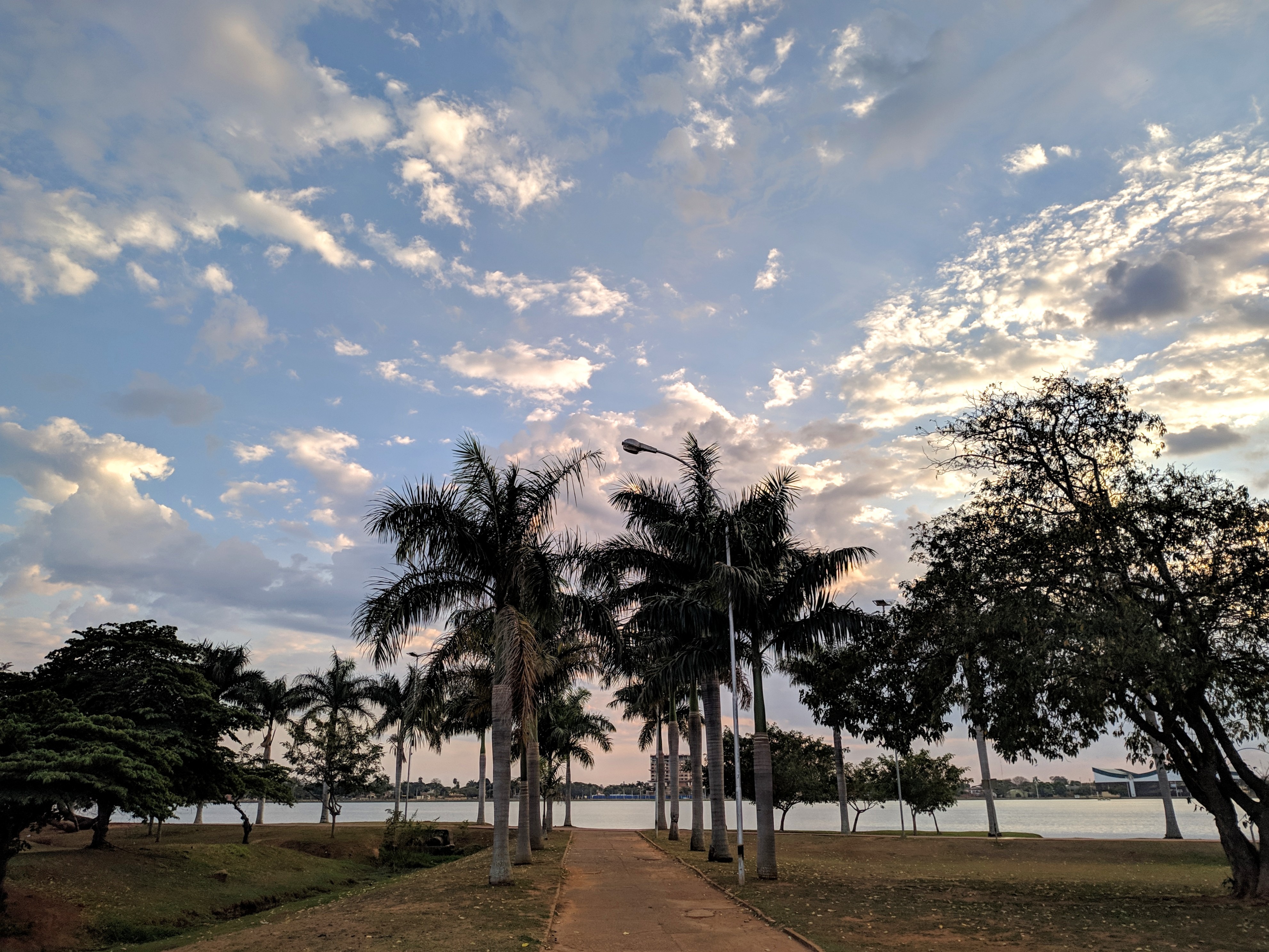 O céu repleto de nuvens na manhã desta quinta-feira (15) que deve anotar rajadas de vento e temperatura mínima de 10º C. Foto: Rodrigo de Freitas/Rádio Caçula