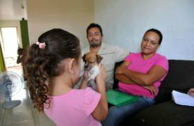 Foto: Bruno Henrique/Correio do EstadoPatrícia e Jerson Roda observam a filha brincando com o cachorrinho 'Pipoca'