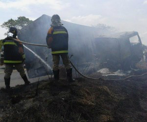 A cabine do veículo pegou fogo e o motorista não conseguiu sair do caminhão (Foto: Gerson Oliveira / Correio do Estado)