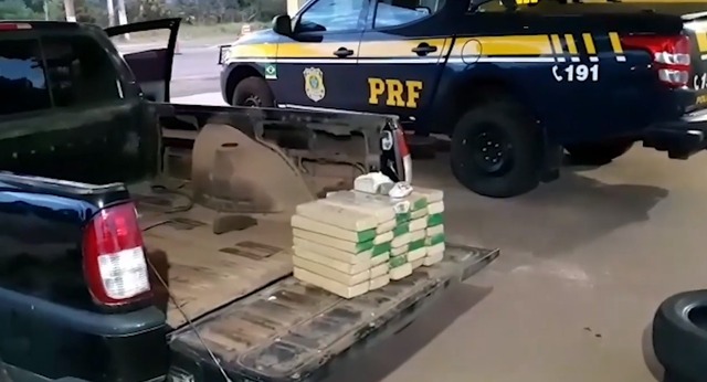 Durante a fiscalização de rotina, PRF encontrou escondido em um veículo vários tabletes de maconha (29,55 kg). Foto: PRF