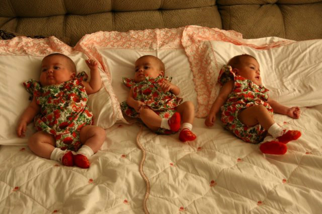 Carmen, Suelena e Valentina e uma vontade enorme de apertar cada um desses rostinhos trigêmeos. (Foto: André Bittar)