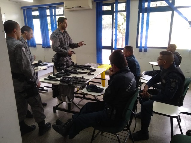 Policiais recebendo treinamento teórico e prático. Foto: 2º BPM.