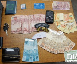 Dupla foi presa com dinheiro do assalto e dois revólveres (Foto: Ricardo Albertoni/Diário Corumbaense)