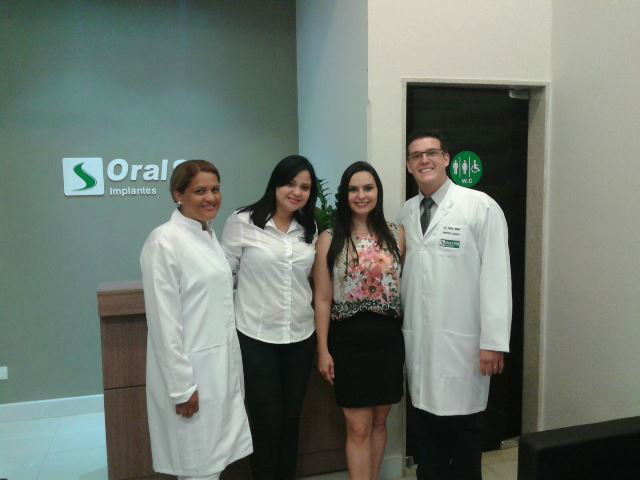 Corpo clínico e administrativo da Oral Sin Implantes de Três Lagoas