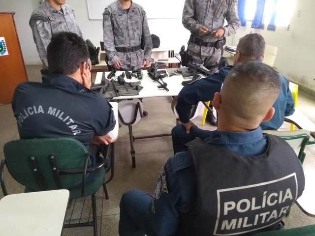 Policiais recebendo treinamento prático e teórico. O objetivo é aperfeiçoar o desempenho na utilização dos armamentos. Foto: 2º BPM.