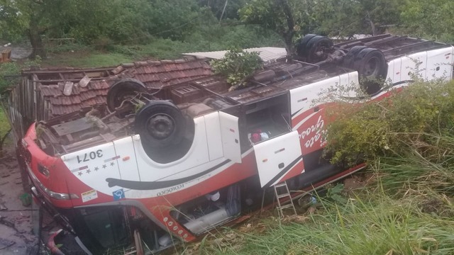 ônibus capota em cai em ribanceira em MS — Foto: PM / divulgação