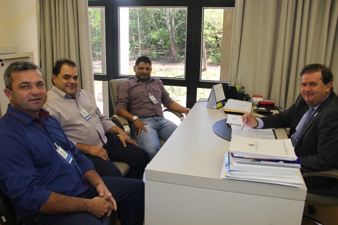 Os vereadores de Bataguassu, Mauro de Souza (Mauricio do XV), Marcio Carlos da Fonseca e Cleyton Rodrigo da Silva com o deputado Eduardo Rocha (PMDB)