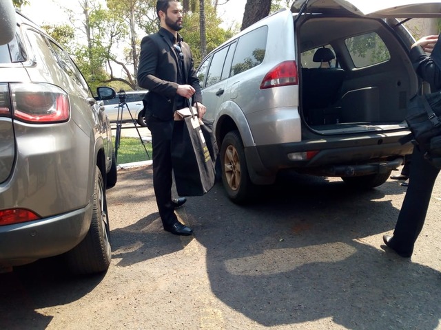 Policiais federais saíram da Governadoria, em Campo Grande, carregando malotes. — Foto: David Mello/TV Morena