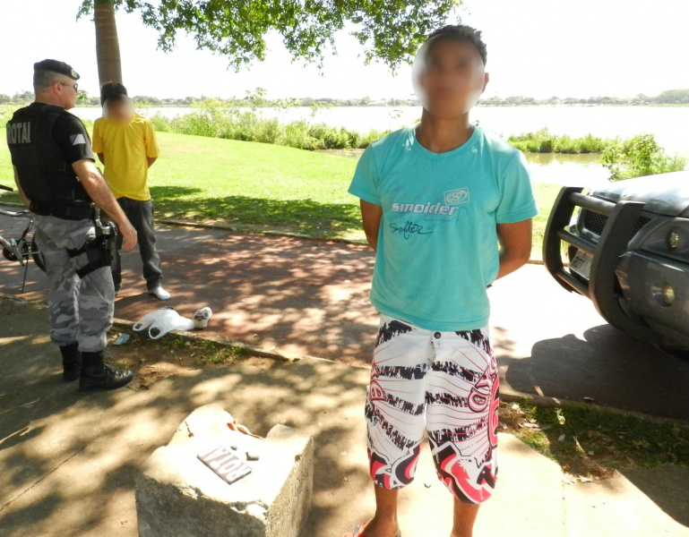 O jovem de 18 anos alegou ser o dono do entorpecente.Foto: Rádio caçula