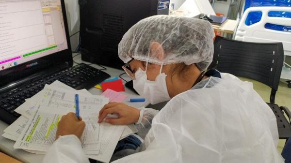 Larissa, durante o plantão no hospital. – Foto: Ísis Capistrano