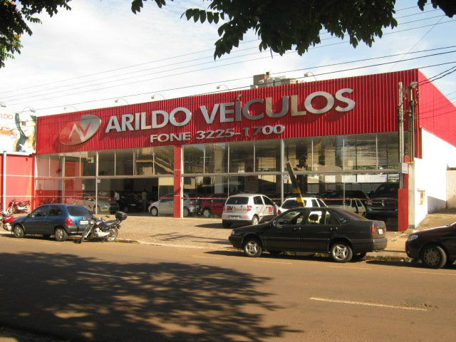 A locadora está sediada na Rua Fernão Dias, no Centro de Maringá-PR