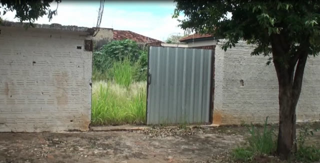 A reportagem encontrou o terreno com o portão aberto, segundo os moradores da região, esta é uma situação rotineira.
