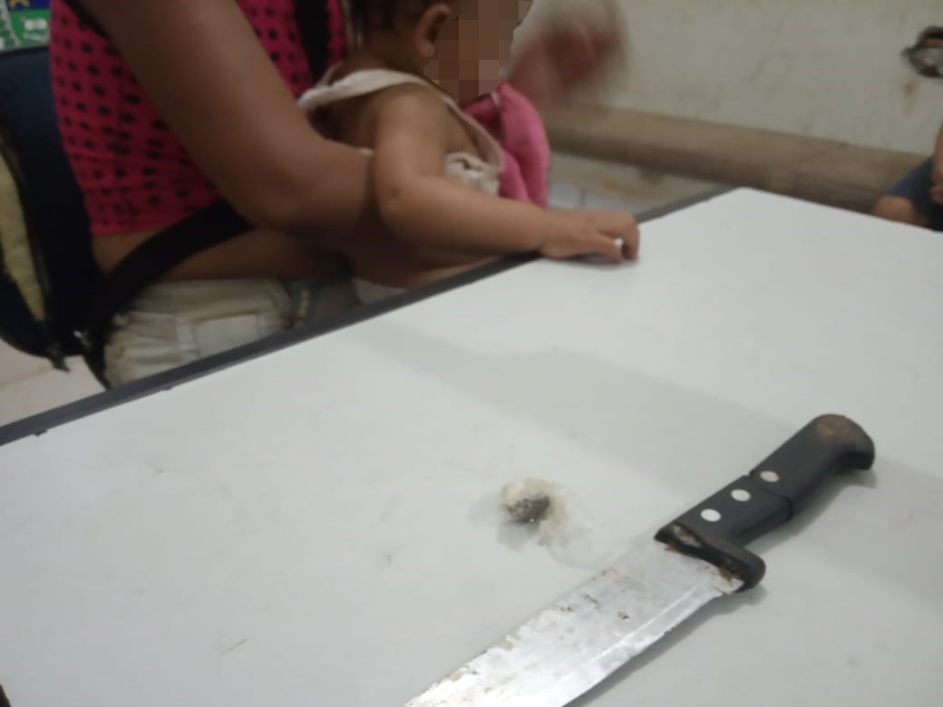Atendidas pelos policiais, a mãe e a criança de sete meses estão ao lado da faca apreendida com o agressor. Foto: 2º BPM
