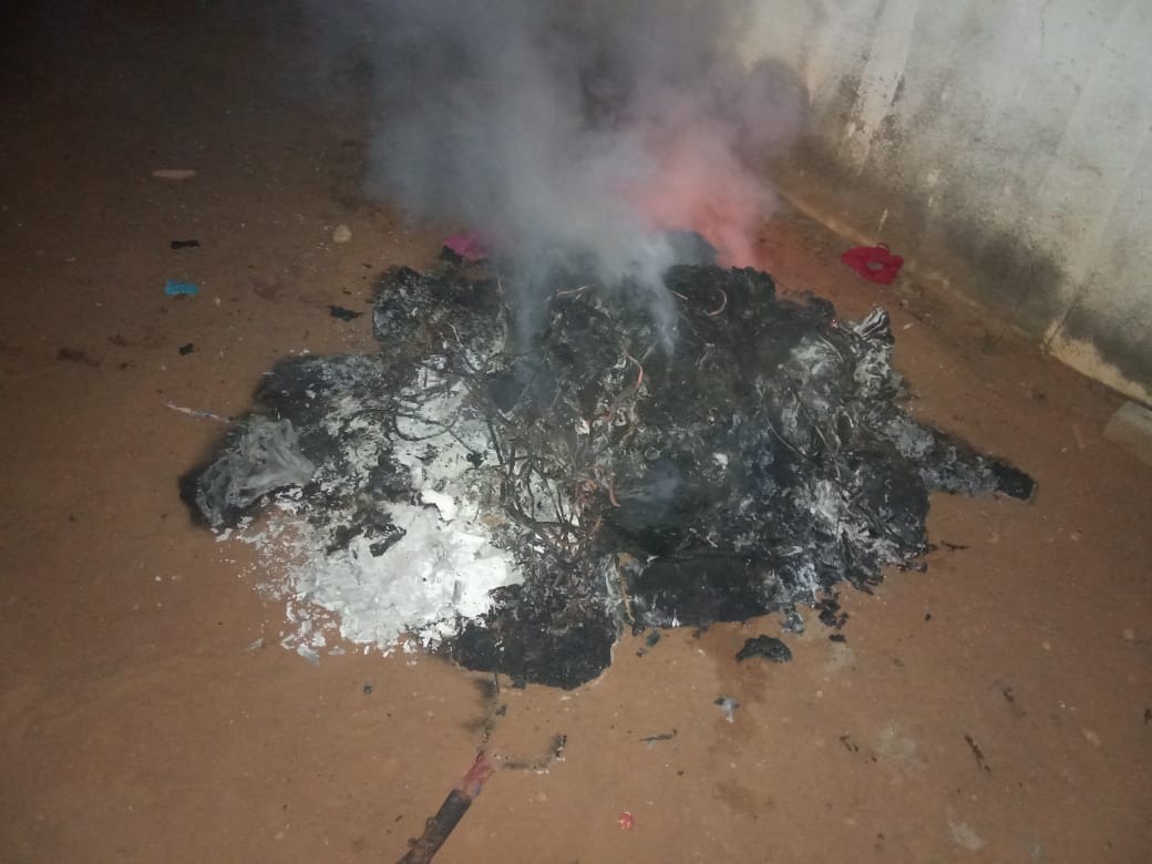 A mala incendiada pelo autor. Foto: 2º BPM