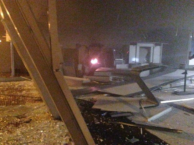 Criminosos invadiram e explodiram os caixas eletrônicos  (Foto: Divulgação / Polícia Militar)