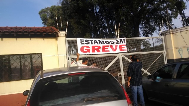 Funcionários da empresa Viação São Luiz na Capital anunciando greve nesta segunda (2). Foto: Cedidas.
