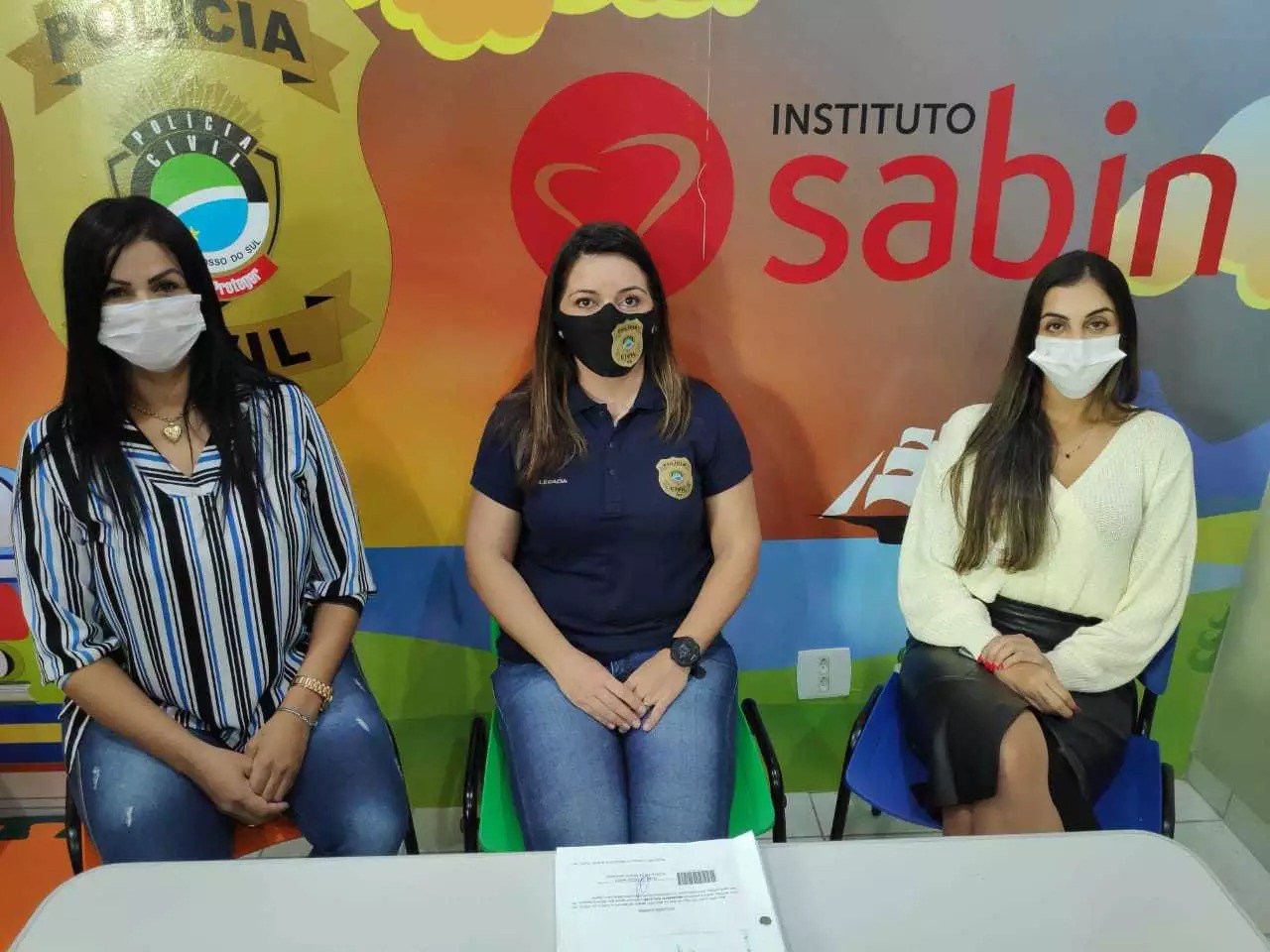 Delegadas Paula Ribeiro (centro) e Stella Paris (à direita) e a psicóloga da delegacia (Foto: Adilson Domingos)