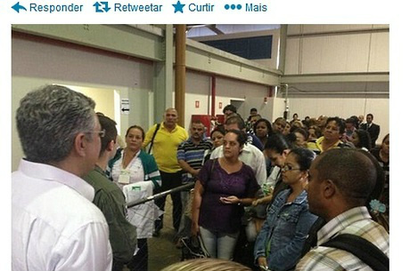 Ministro da Saúde, Alexandre Padilha, conversa com grupo de profissionais em embarqueReprodução/Twitter