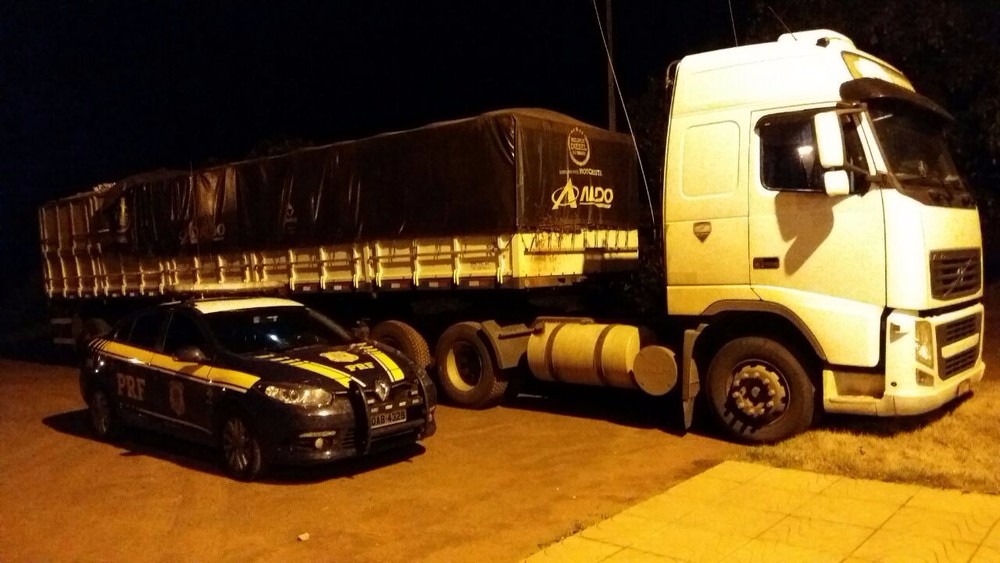 Carreta com cigarro contrabandeado do Paraguai, apreendida pela PRF (Foto: PRF/Divulgação)
