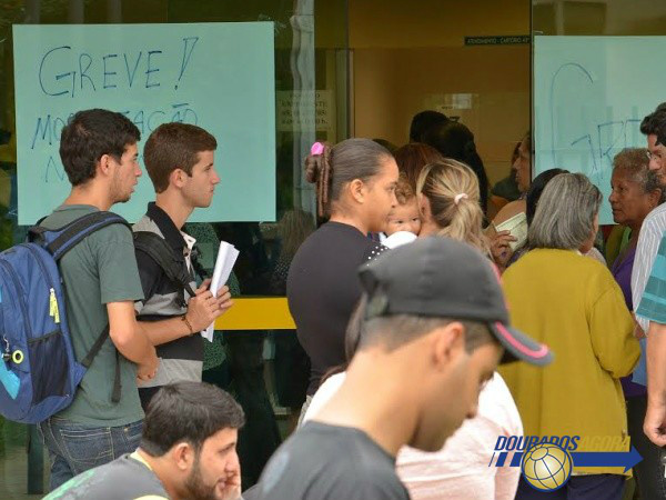 Foto: Marcos RibeiroEleitores encontram porta do cartório com aviso de Greve em Dourados