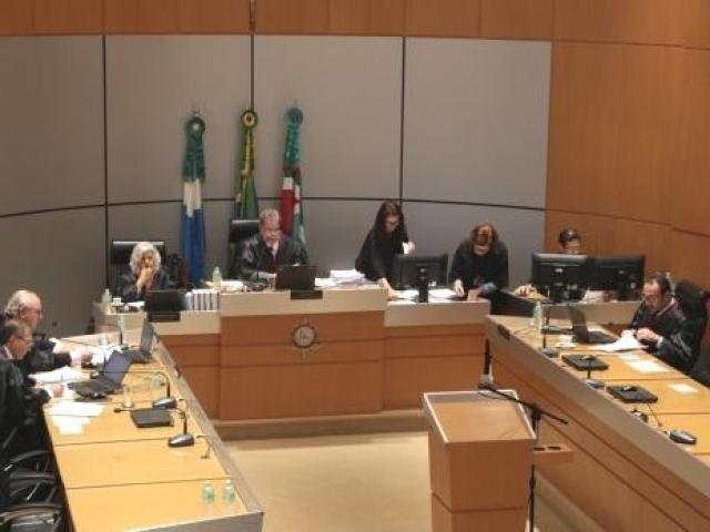 Desembargadores da 5ª Câmara Cível reunidos para julgamentos (Foto: TJMS/Divulgação)