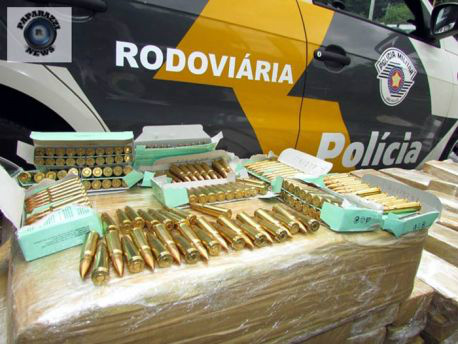 Foram apreendidas ainda 200 munições para fuzil calibre .762mm. Foto: Roni Willer/Paparazzi News