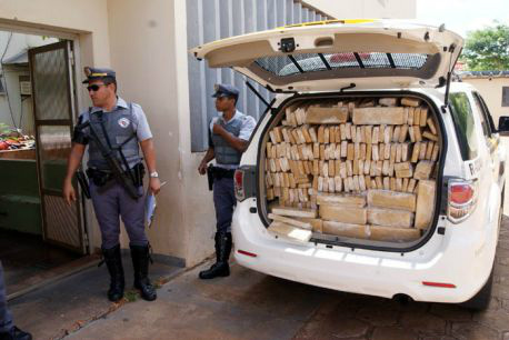 Sob forte escolta policial, toda a droga foi encaminhada ao plantão da Polícia Civil em Andradina. foto: Manoel Messias