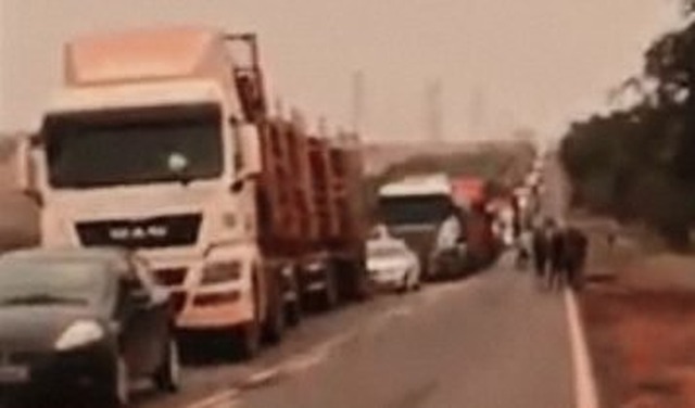 Devido à obstrução, via ficou completamente congestionada | Foto: Reprodução | Youtube