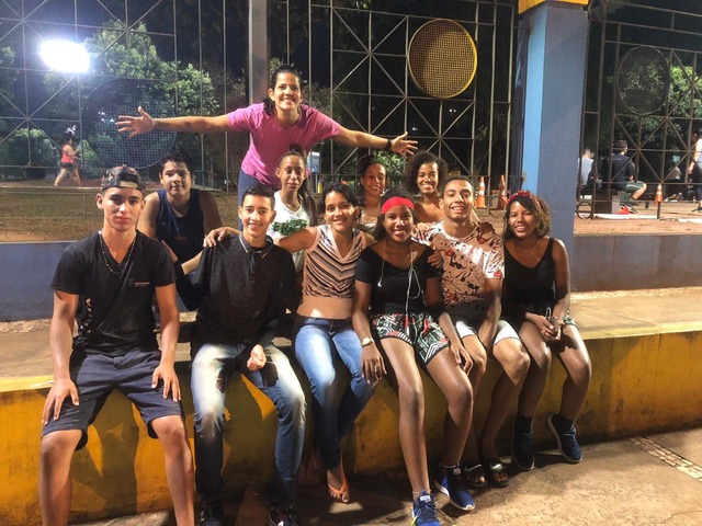Atletas do vôlei de praia SUB-18 e SUB-20 de Três Lagoas comemorando mais uma vitória. Foto: Divulgação.