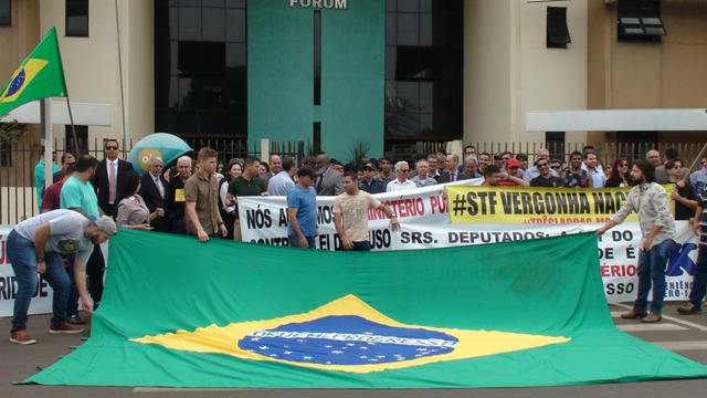Manifestantes estenderam Bandeiro do Brasil em frente ao Fórum - Fotos: Chrystian Santos