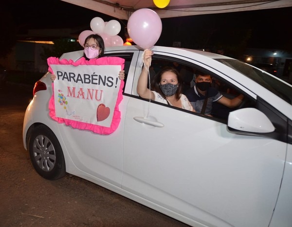 Manú ganhou festa surpresa de 10 anos — Foto: Arquivo de família