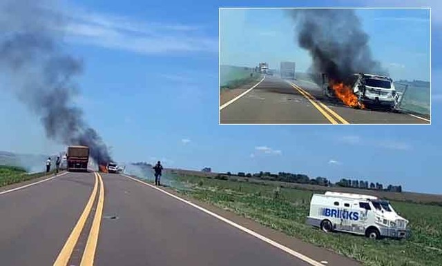 Um automóvel foi incendiado e o carro-forte foi tirado da pista durante ataque em MS (Reprodução, WhatsApp)