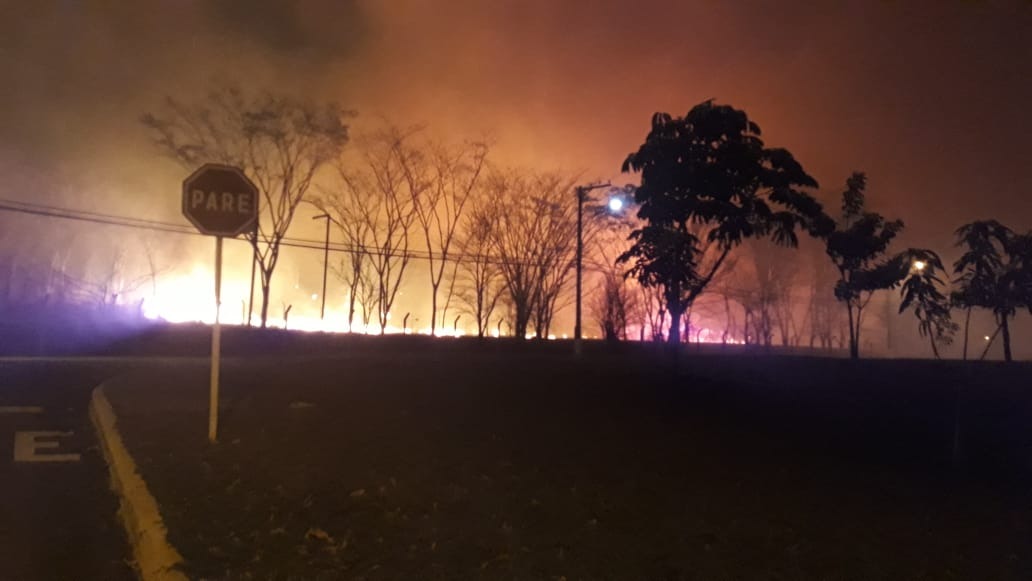 Por volta das 18h30, o incêndio havia se alastrado pela extensa área do local. Foto: Rádio Caçula