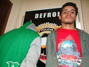 William Maranhão e o adolescente assaltaram motorista para levar caminhão ao Paraguai, mas foram presos pela Defron (Foto: Osvaldo Duarte/Dourados News)