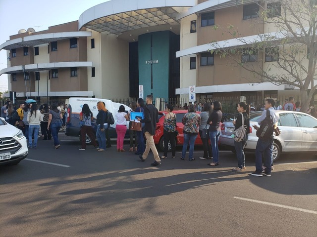 Centenas de pessoas fazem fila no Fórum de Três Lagoas para acompanharem o desfecho do crime. Foto: Fábio Campos/Rádio Caçula.
