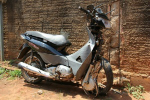 Moto ficou destruída, após acidente e não será único se não houver alterações na Nasri Siufi