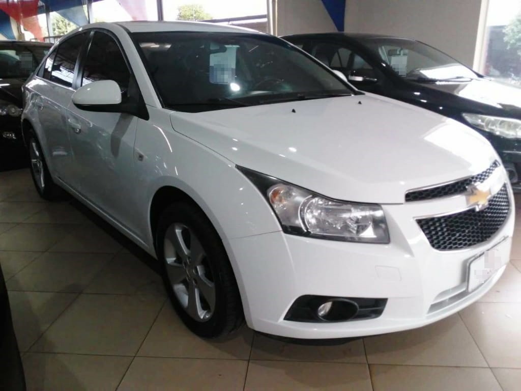 O modelo do veículo, um Chevrolet GM Cruze - furtado na loja de veículos. Foto: Rádio Caçula