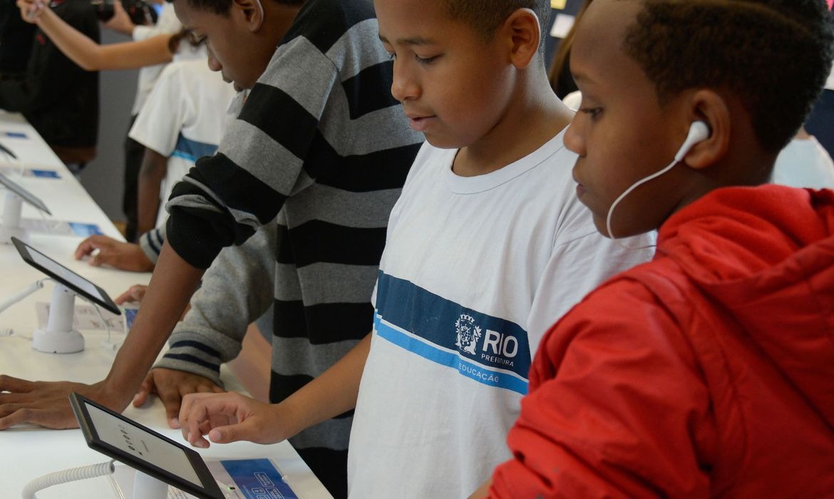 No Brasil existem 4,8 milhões de crianças e adolescentes sem acesso a internet. Foto: Tomaz Silva/Agência Brasil