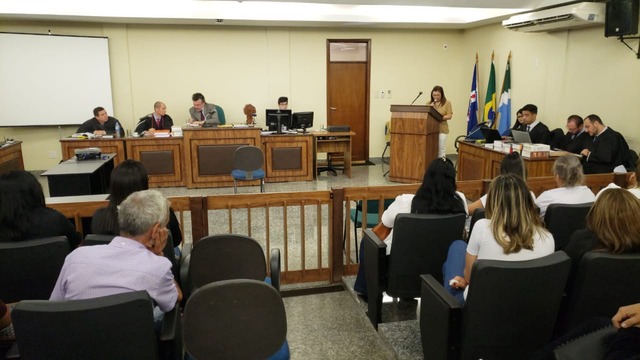 Início do julgamento da cabeleireira acusada de homicídio. Foto: Fábio Campos/Rádio Caçula.