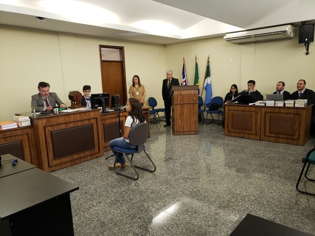 A primeira testemunha a ser ouvida é a esposa da vítima Larisse Fontoura. Foto: Fábio Campos/Rádio Caçula.