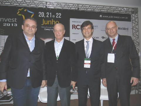 Da esquerda para a direita da foto, o moderador do painel, Nilson Nóbrega com Rafael Guaspari, Vice-presidente sênior da Atlântica Hotels, Luis Mirabelli, Diretor da Wyndham Hotel Group no Brasil e Carlos Jacobina, Gerente de desenvolvimento da Accor