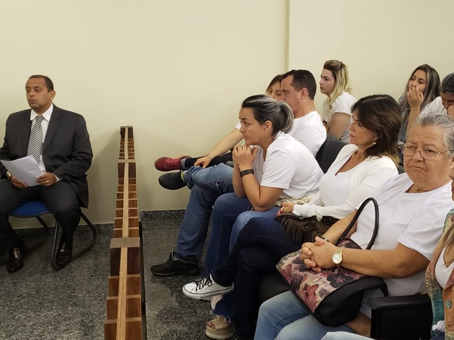 Familiares acompanham o julgamento nesta manhã (21). Foto: Fávio Campos/Rádio Caçula.