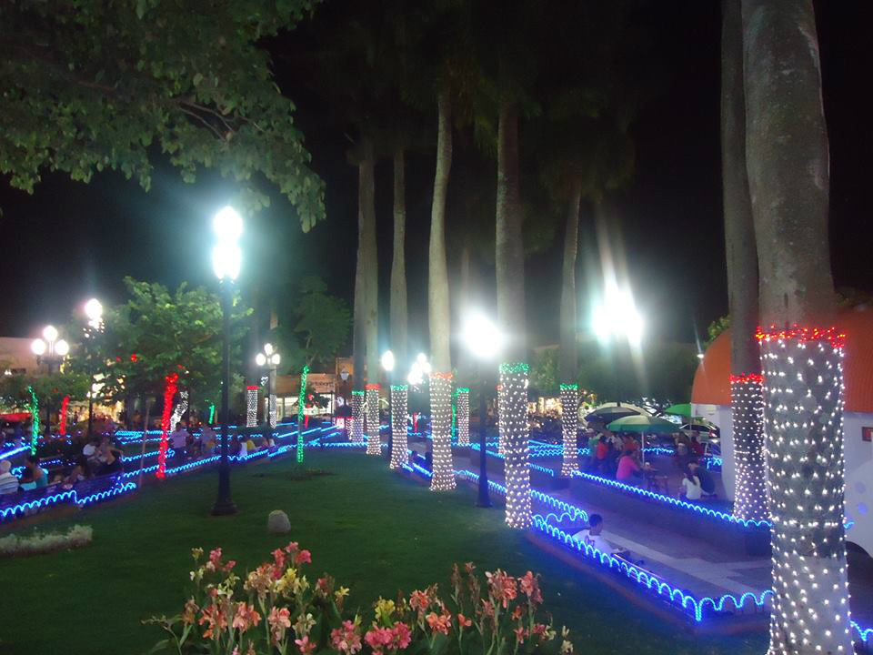 Em Birigui-SP também tem milhares de luzes enfeitando a praça.Foto: Arquivo/Facebook