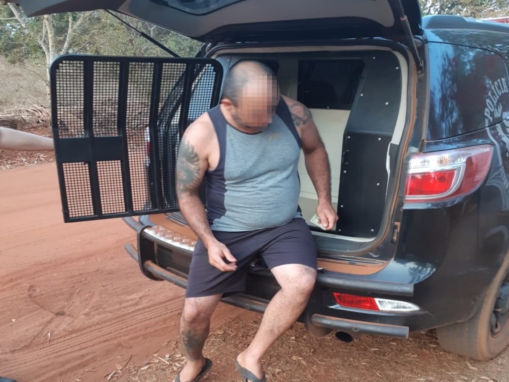 O suspeito identificado como A.G.S. (34), preso por receptação e posse irregular de arma de fogo de uso permitido. Foto: S.I.G.