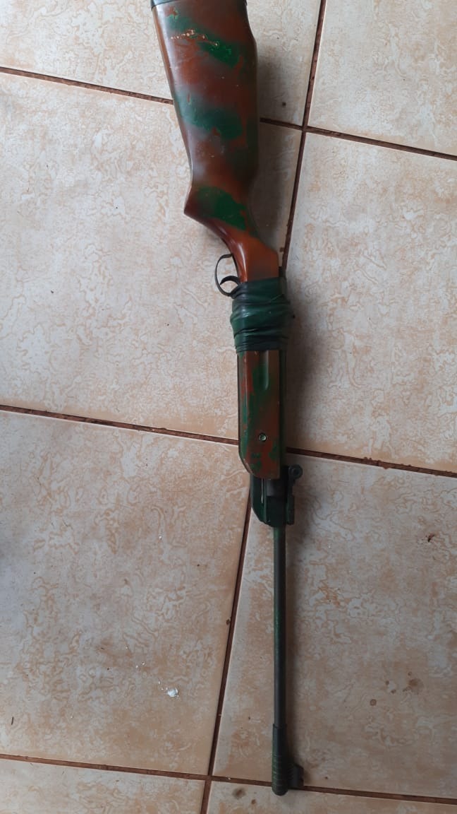 Dentre os objetos os policiais encontraram uma espingarda. Foto: S.I.G.