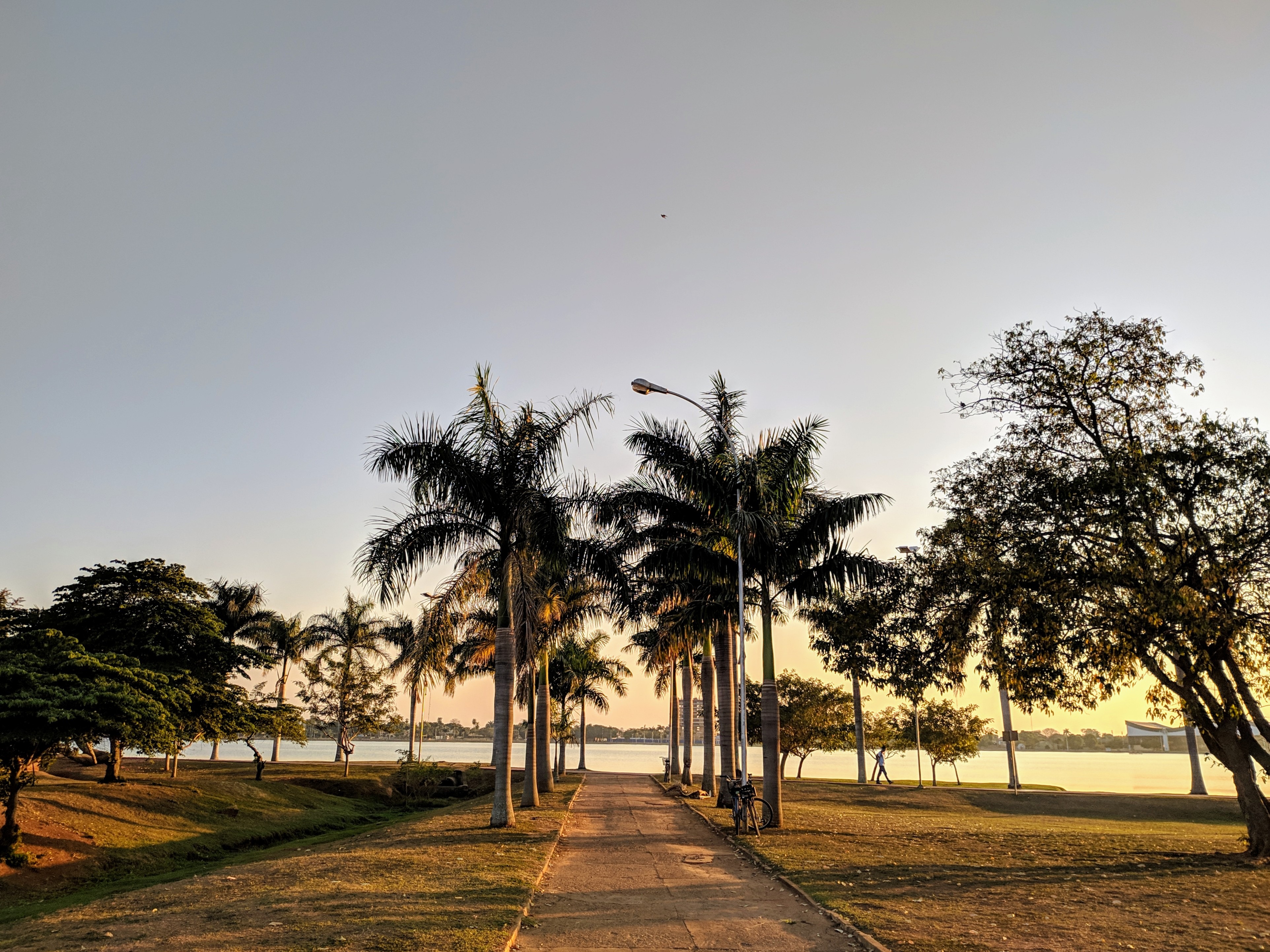 O céu predominantemente aberto na orla da Lagoa Maior. Foto: Rodrigo de Freitas/Rádio Caçula